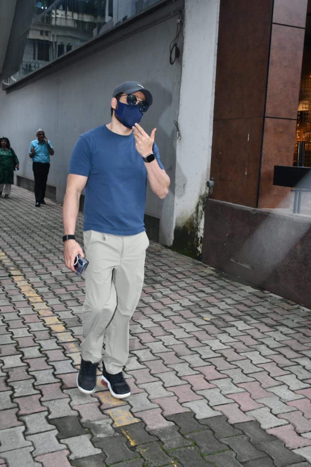 <p>Emraan Khan was also spotted in the city. He interacted with the paps however, he hid his face with a mask.</p>